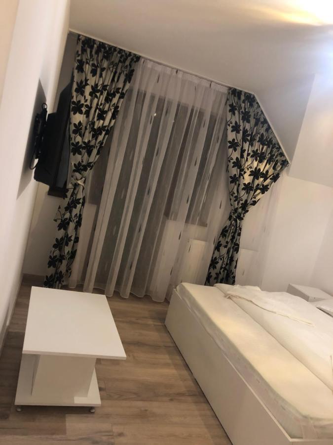 New House Hotel Curtea de Argeş Buitenkant foto