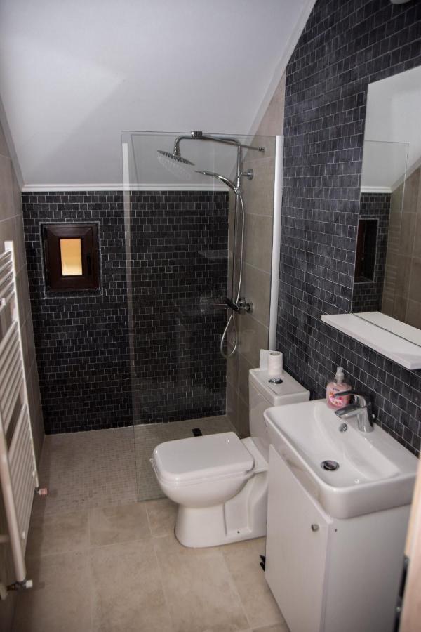 New House Hotel Curtea de Argeş Buitenkant foto
